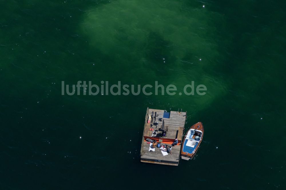 Luftaufnahme Feldafing - Uferbereiche des Sees Starnberger See mit kleiner Badeinsel in Feldafing im Bundesland Bayern, Deutschland