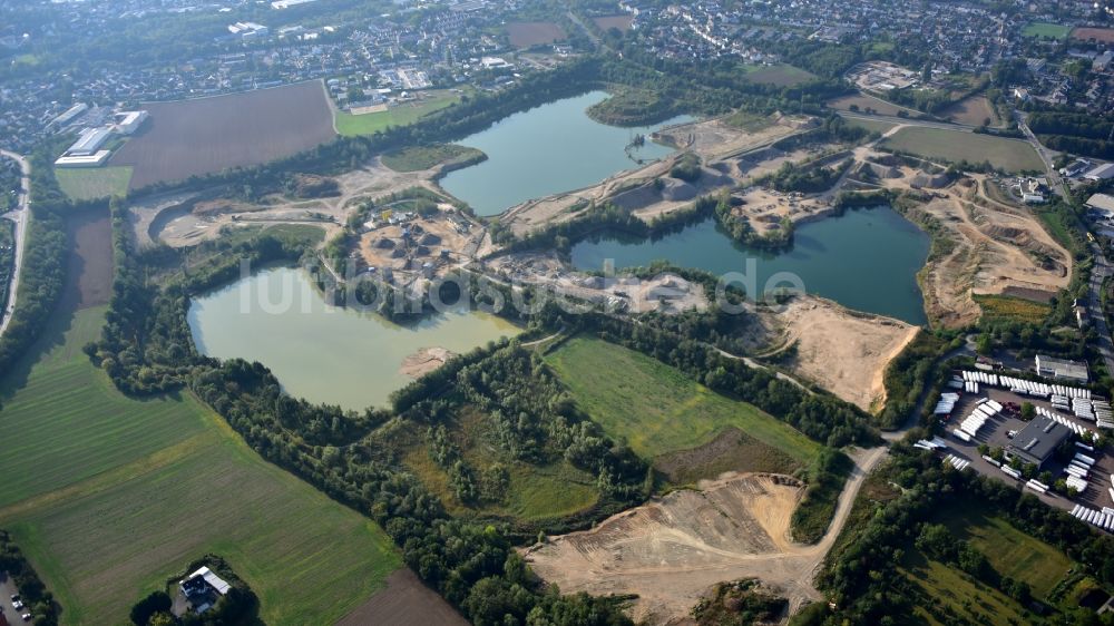 Neuwied aus der Vogelperspektive: Uferbereiche des Sees Steinsee in Neuwied im Bundesland Rheinland-Pfalz, Deutschland