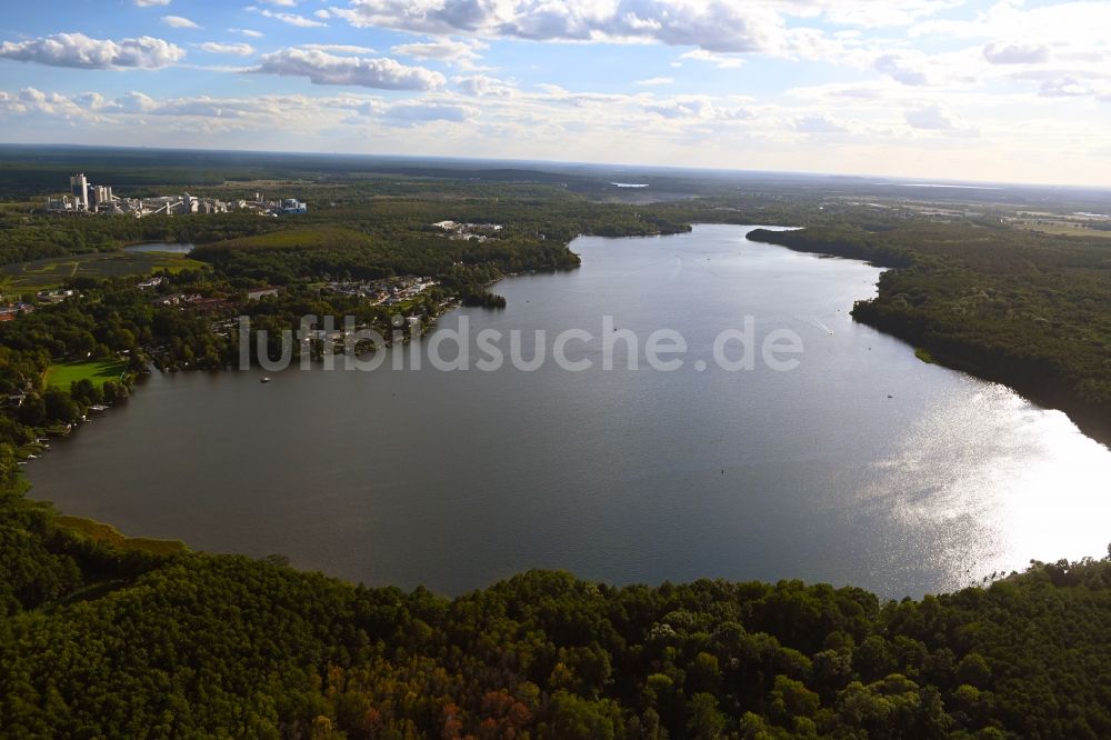 Hennickendorf von oben - Uferbereiche des Sees Stienitzsee in Hennickendorf im Bundesland Brandenburg, Deutschland