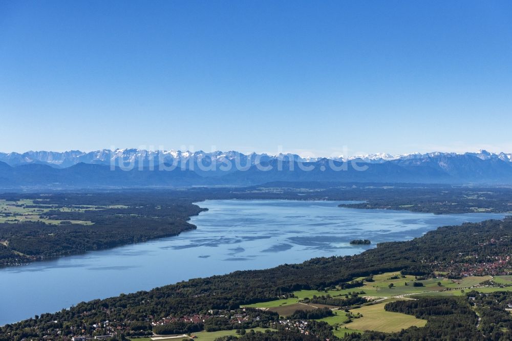 Seeshaupt von oben - Uferbereiche des Sees StRNBERGER SEE Starnberger See mit Blick in die Alpen in Berg im Bundesland Bayern, Deutschland