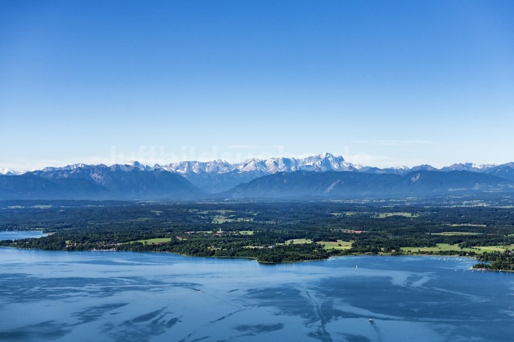 Seeshaupt aus der Vogelperspektive: Uferbereiche des Sees StRNBERGER SEE Starnberger See mit Blick in die Alpen in Berg im Bundesland Bayern, Deutschland