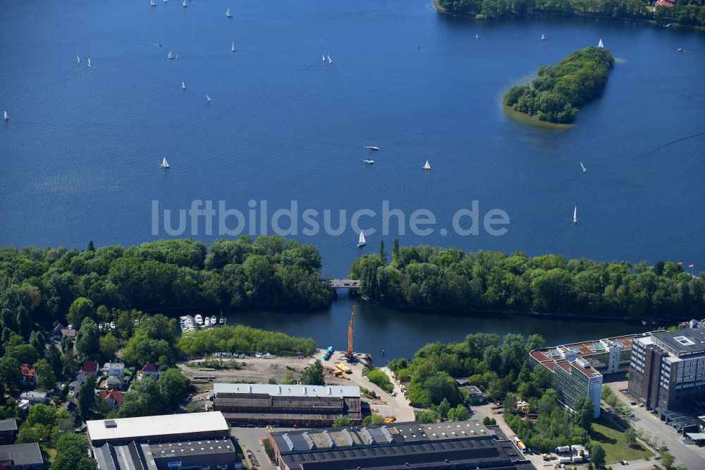 Luftbild Berlin - Uferbereiche des Sees Tegeler See zwischen Borsigdamm und Borsighafen im Ortsteil Reinickendorf in Berlin, Deutschland