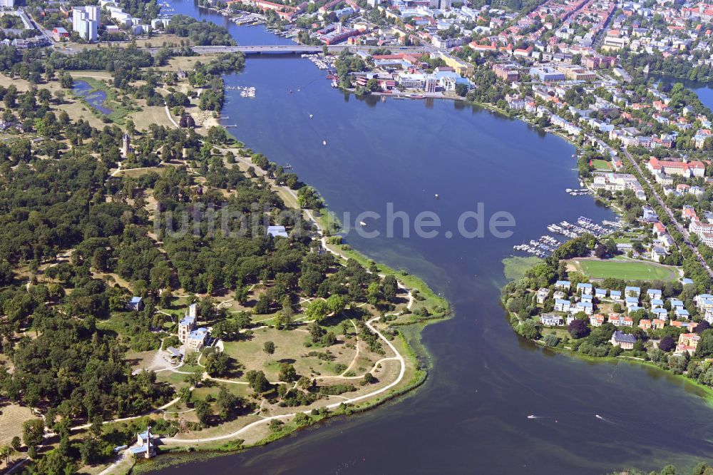 Potsdam von oben - Uferbereiche des Sees Tiefer See in Potsdam im Bundesland Brandenburg, Deutschland