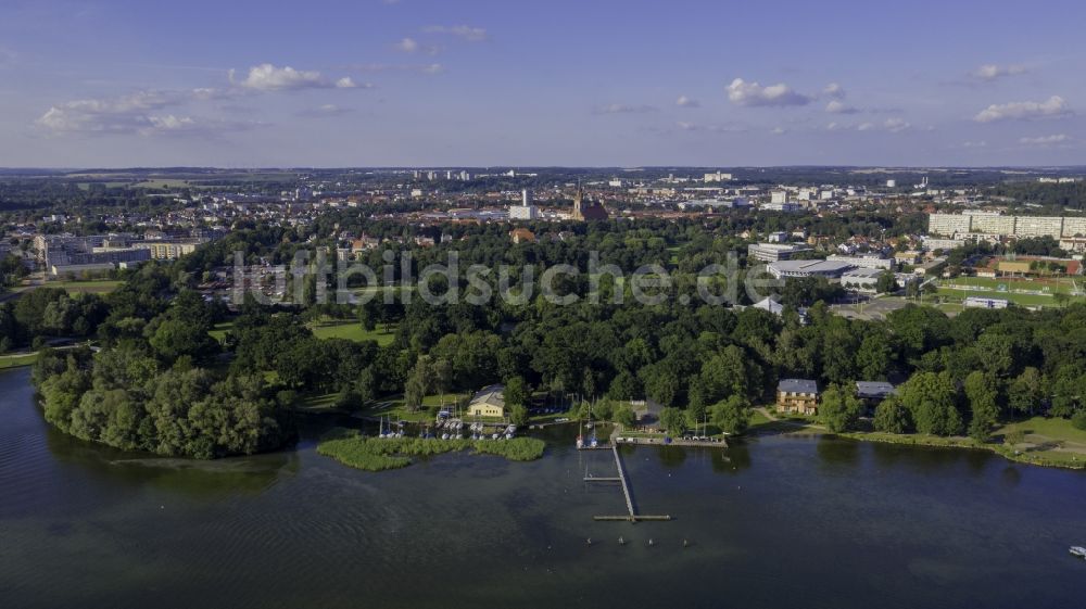 Luftbild Neubrandenburg - Uferbereiche des Sees Tollensesee in Neubrandenburg im Bundesland Mecklenburg-Vorpommern, Deutschland