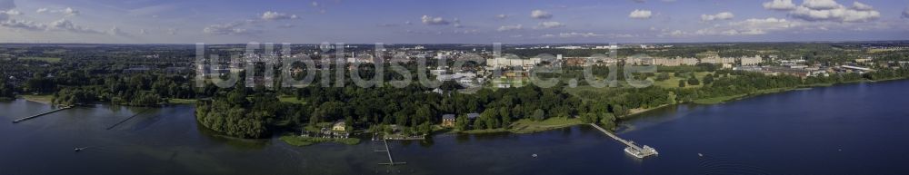 Luftaufnahme Neubrandenburg - Uferbereiche des Sees Tollensesee in Neubrandenburg im Bundesland Mecklenburg-Vorpommern, Deutschland