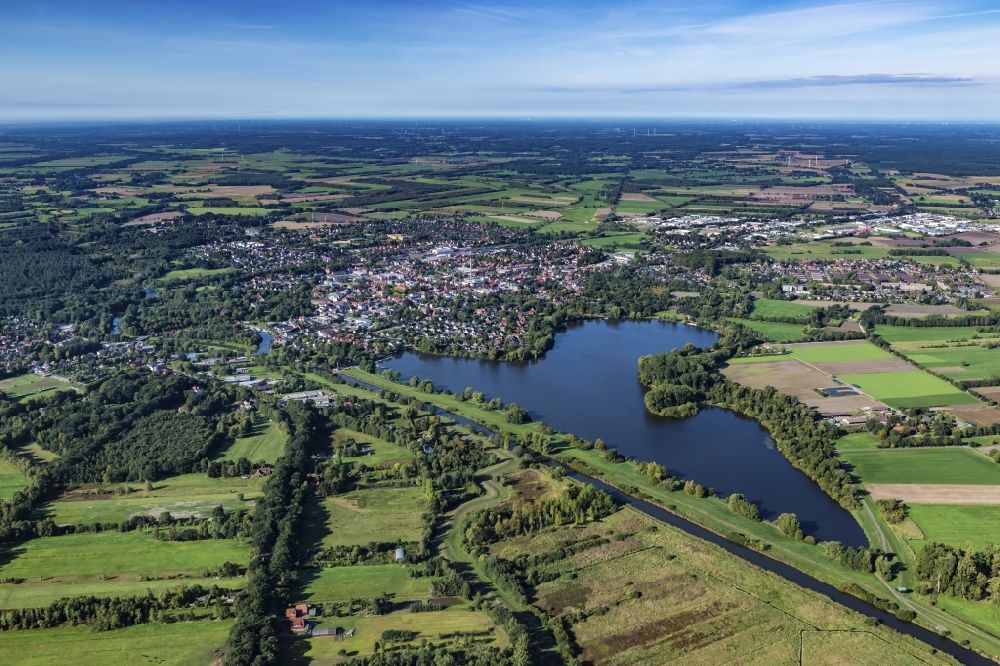 Luftaufnahme Bremervörde - Uferbereiche des Sees Vörder See in Bremervörde im Bundesland Niedersachsen, Deutschland