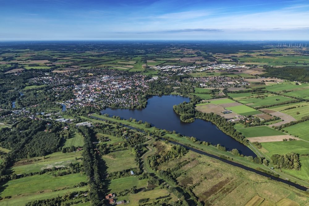 Bremervörde aus der Vogelperspektive: Uferbereiche des Sees Vörder See in Bremervörde im Bundesland Niedersachsen, Deutschland