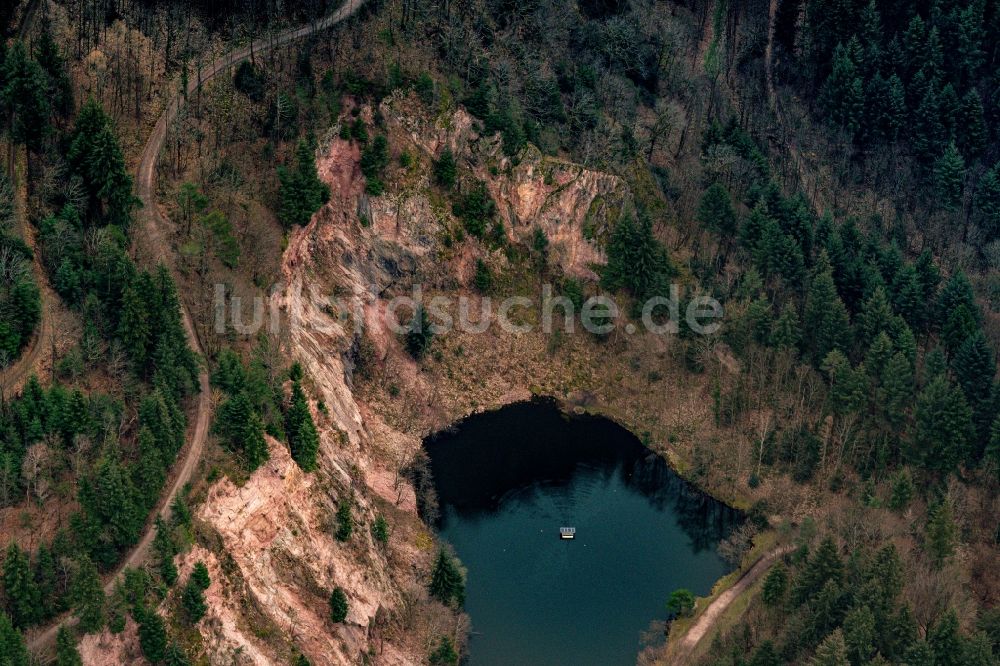Luftaufnahme Sinzheim - Uferbereiche des Sees Waldeneck See in einem Waldgebiet in Sinzheim im Bundesland Baden-Württemberg, Deutschland