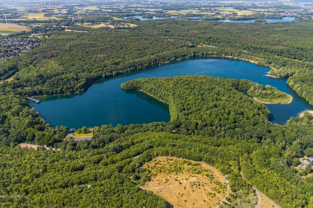 Luftaufnahme moers - Uferbereiche des Sees Waldsee in Moers im Bundesland Nordrhein-Westfalen, Deutschland