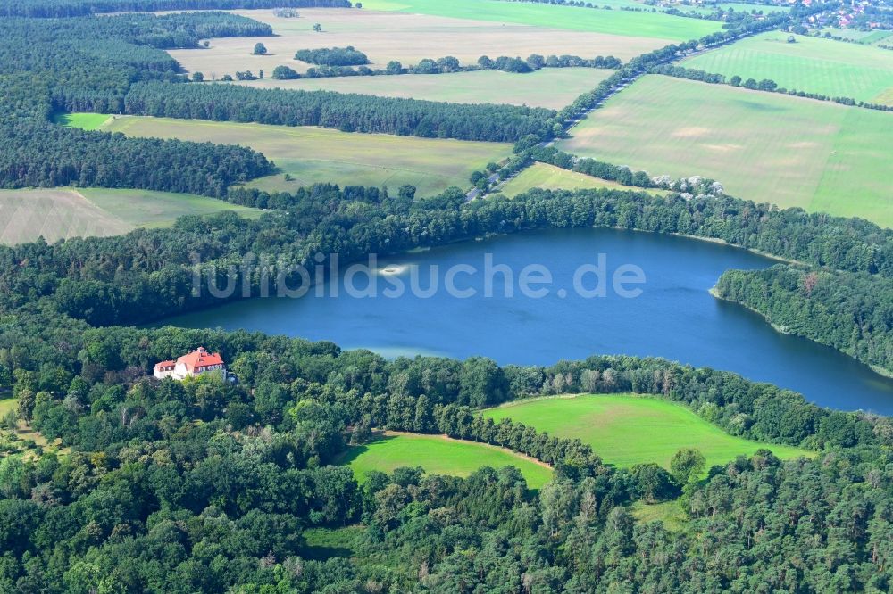 Luftaufnahme Liebenberg - Uferbereiche des Sees Weißer See in einem Waldgebiet in Liebenberg im Bundesland Brandenburg, Deutschland