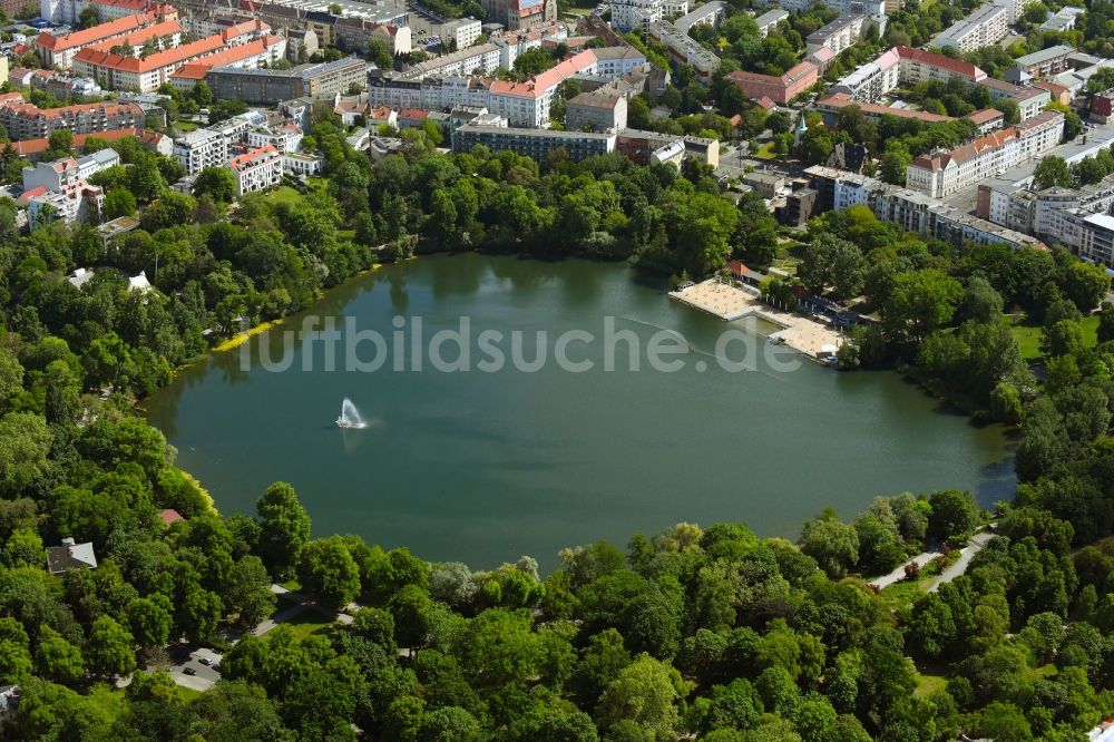 Luftaufnahme Berlin - Uferbereiche des Sees Weißer See im Ortsteil Weißensee in Berlin, Deutschland