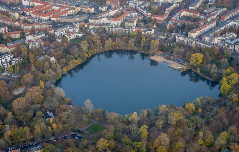 Luftaufnahme Berlin - Uferbereiche des Sees Weißer See im Ortsteil Weißensee in Berlin, Deutschland