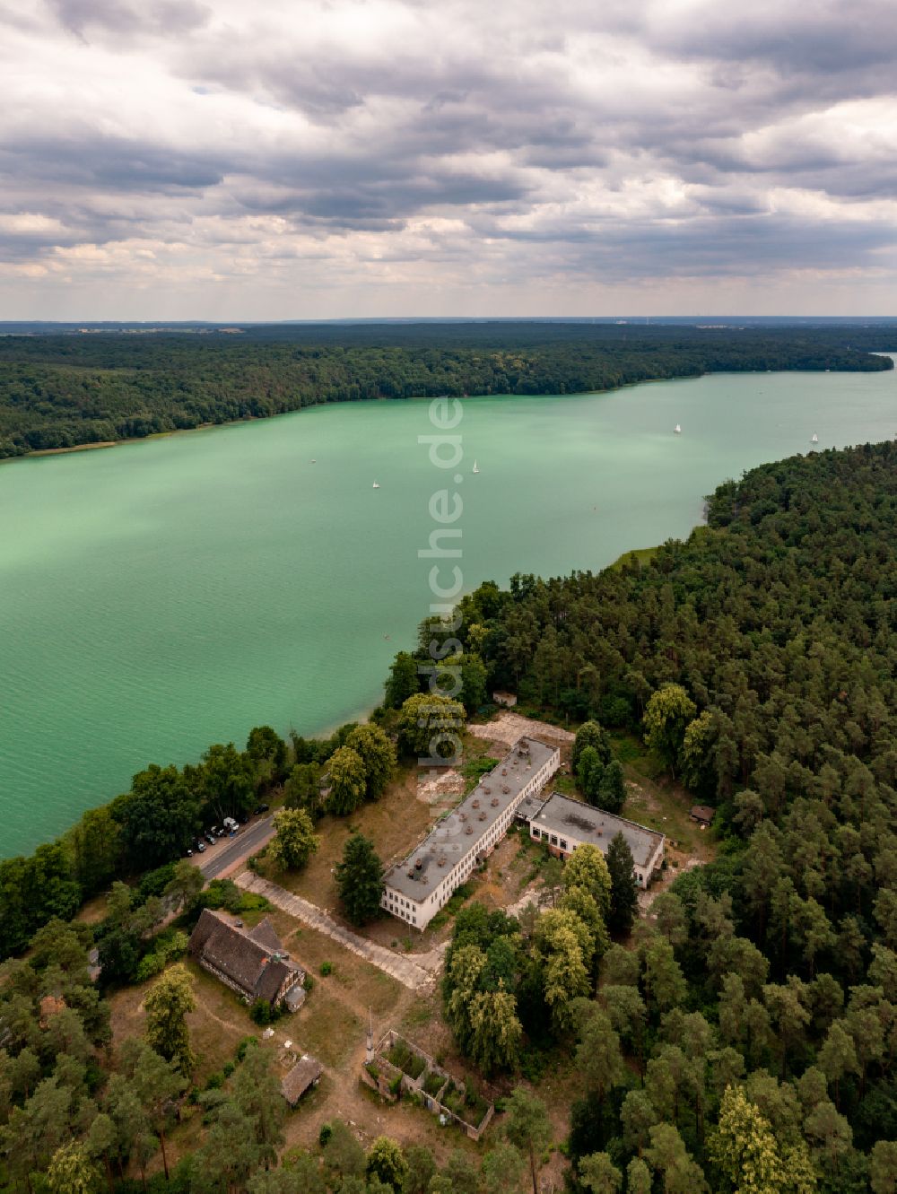 Luftbild Joachimsthal - Uferbereiche des Sees Werbellinsee entlang der Ruine Jugendtouristhotel in einem Waldgebiet in Joachimsthal im Bundesland Brandenburg, Deutschland
