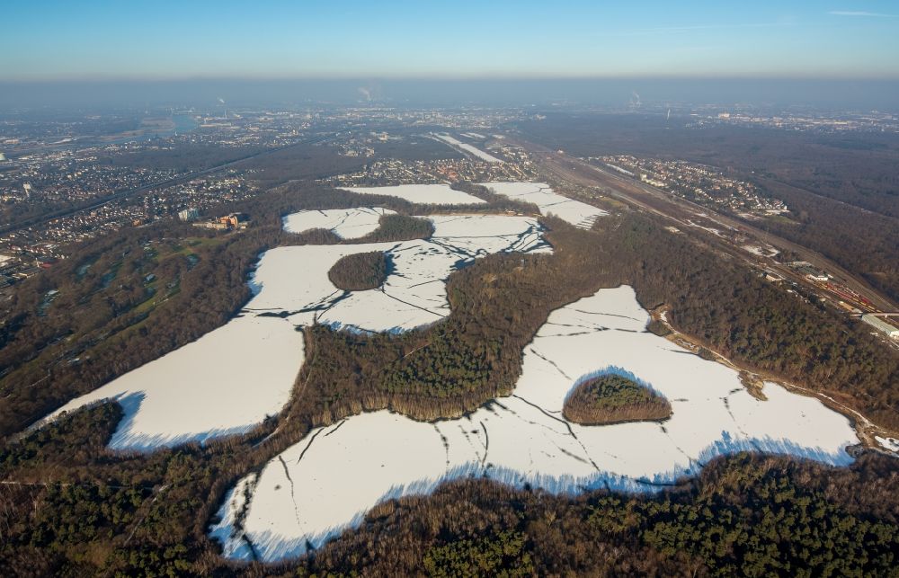 Luftbild Duisburg - Uferbereiche des Sees Wildförstersee im Ortsteil Duisburg Süd in Duisburg im Bundesland Nordrhein-Westfalen