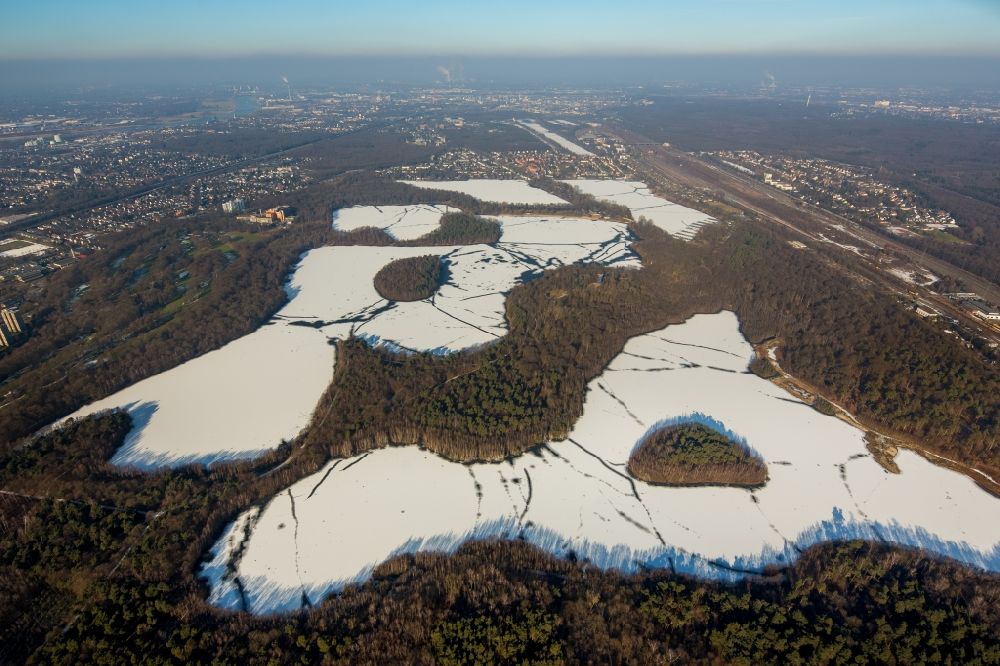 Luftaufnahme Duisburg - Uferbereiche des Sees Wildförstersee im Ortsteil Duisburg Süd in Duisburg im Bundesland Nordrhein-Westfalen