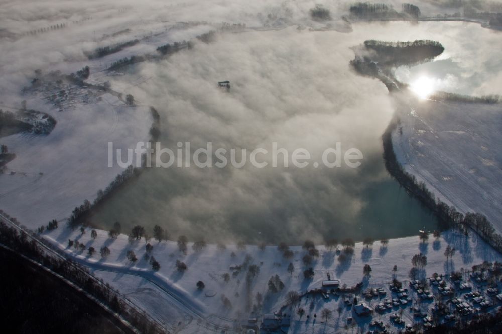 Lauterbourg aus der Vogelperspektive: Uferbereiche des Sees winterlich schneebedeckten Bassin des Mouettes in Lauterbourg in Grand Est, Frankreich