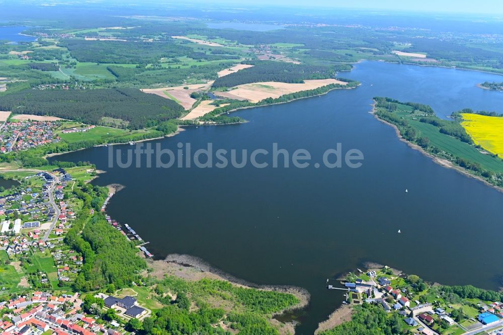 Luftaufnahme Wesenberg - Uferbereiche des Sees Woblitzsee in Wesenberg im Bundesland Mecklenburg-Vorpommern, Deutschland