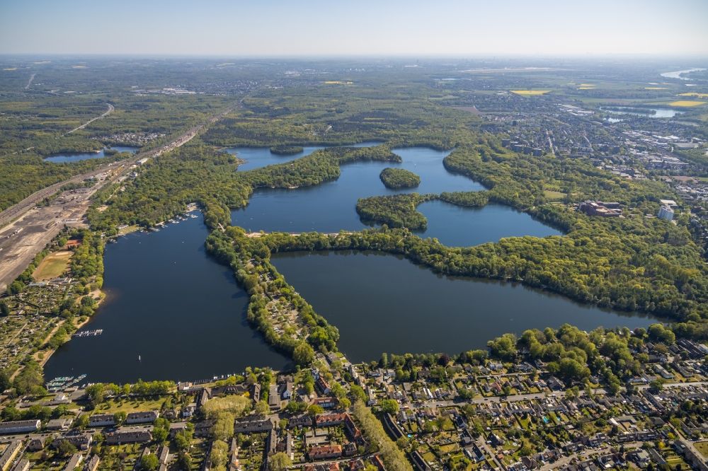 Duisburg von oben - Uferbereiche des Sees Wolfssee der Sechs-Seen-Platte in Duisburg im Bundesland Nordrhein-Westfalen