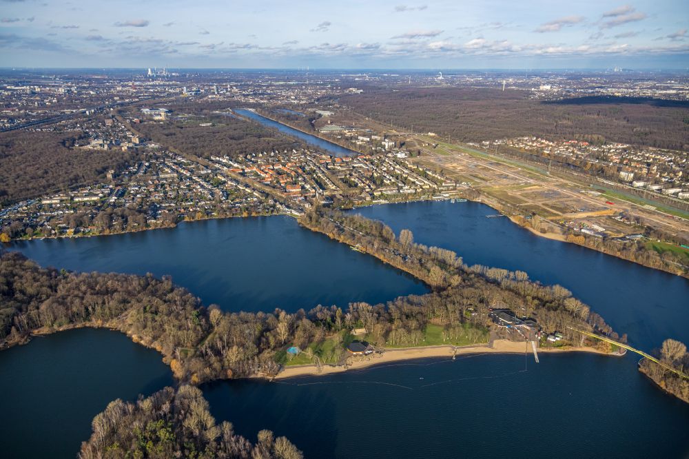 Luftbild Duisburg - Uferbereiche des Sees Wolfssee der Sechs-Seen-Platte in Duisburg im Bundesland Nordrhein-Westfalen