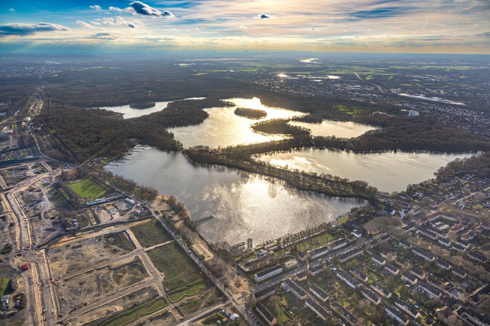 Duisburg aus der Vogelperspektive: Uferbereiche des Sees Wolfssee der Sechs-Seen-Platte in Duisburg im Bundesland Nordrhein-Westfalen