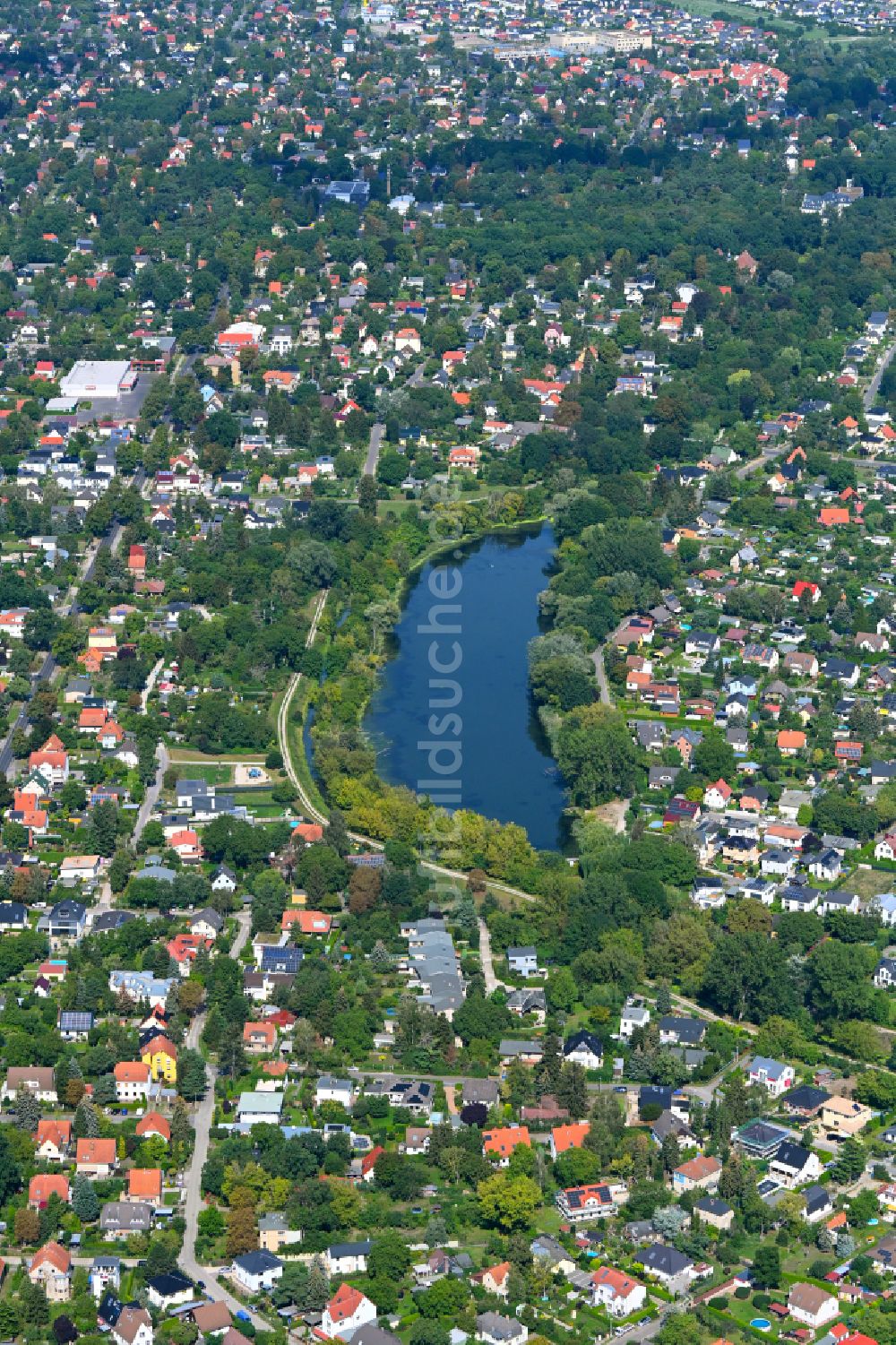 Berlin aus der Vogelperspektive: Uferbereiche des Sees Wuhlebecken - Wuhlesee im Ortsteil Biesdorf in Berlin, Deutschland