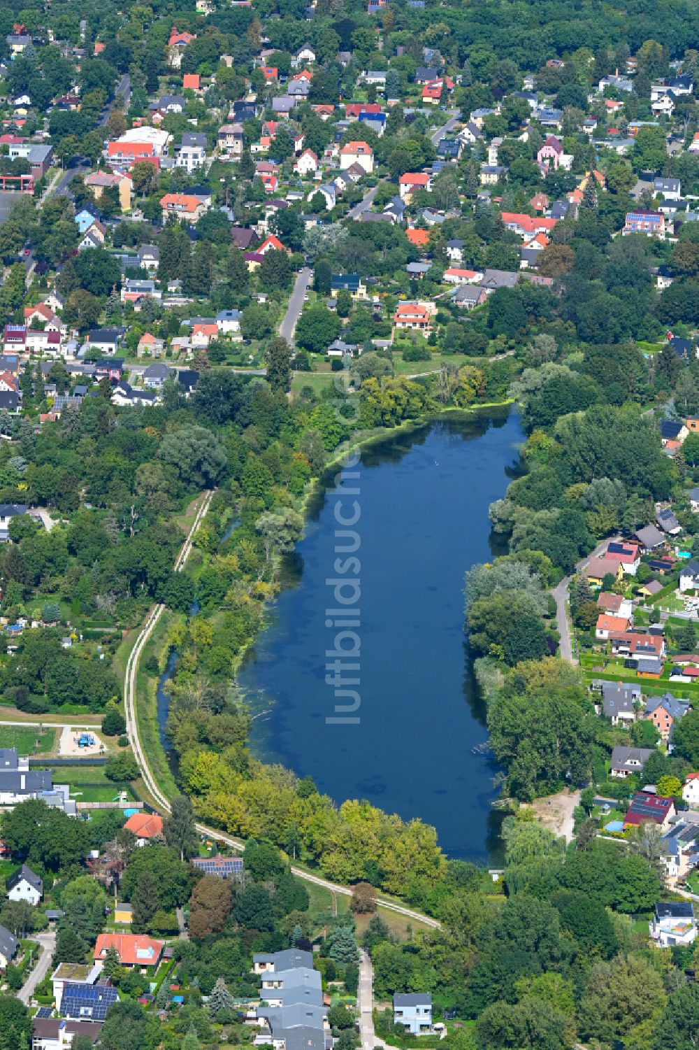 Luftbild Berlin - Uferbereiche des Sees Wuhlebecken - Wuhlesee im Ortsteil Biesdorf in Berlin, Deutschland