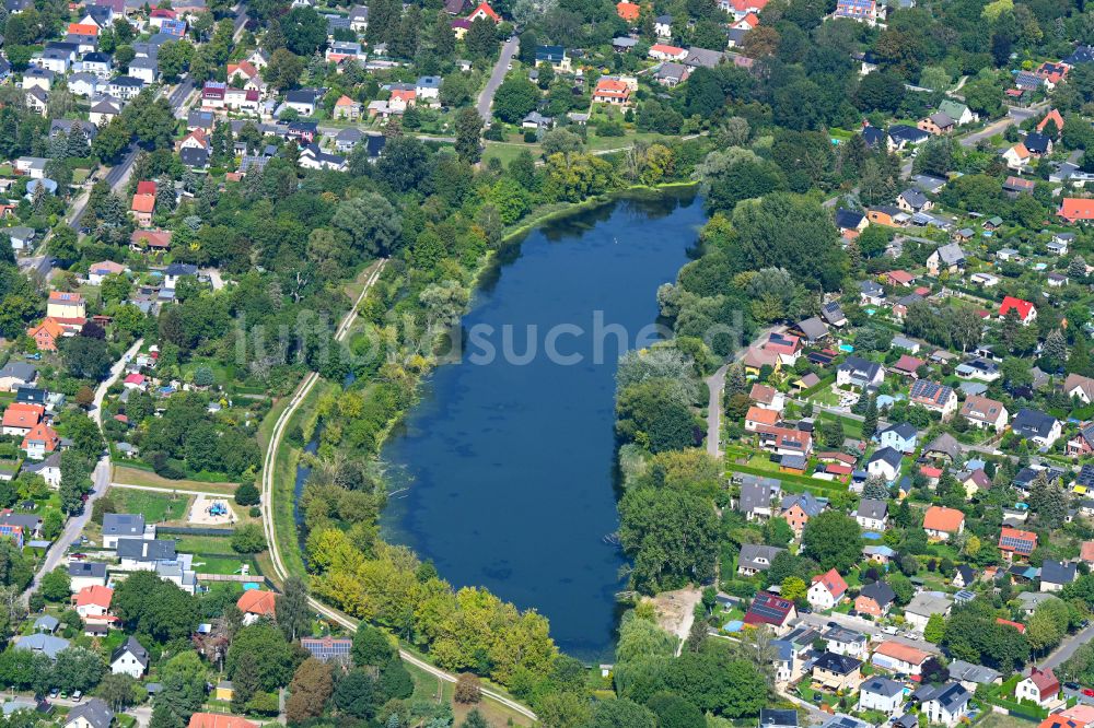 Luftaufnahme Berlin - Uferbereiche des Sees Wuhlebecken - Wuhlesee im Ortsteil Biesdorf in Berlin, Deutschland