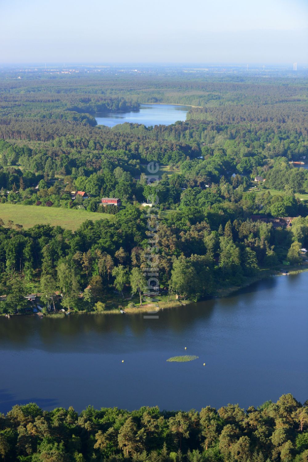 Krangen von oben - Uferbereiche des Sees Zermützelsee in einem Waldgebiet in Krangen im Bundesland Brandenburg, Deutschland