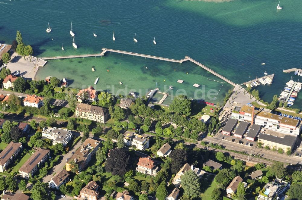 Luftaufnahme Wollishofen, Zürich - Uferbereiche des Sees Zürichsee in Wollishofen, Zürich in Schweiz