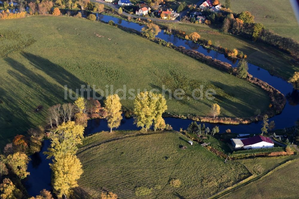 Neu Hartmannsdorf aus der Vogelperspektive: Uferbereiche am Spree- Flußverlauf in Neu Hartmannsdorf im Bundesland Brandenburg