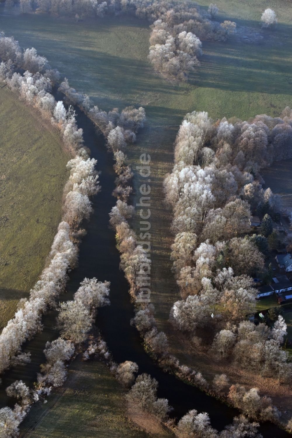 Neu Zittau aus der Vogelperspektive: Uferbereiche am der Spree mit winterlichen Raureif in den Baumkronen Flußverlauf in Neu Zittau im Bundesland Brandenburg