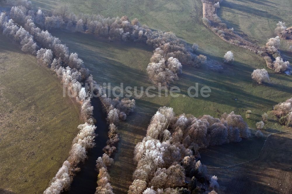 Luftbild Neu Zittau - Uferbereiche am der Spree mit winterlichen Raureif in den Baumkronen Flußverlauf in Neu Zittau im Bundesland Brandenburg