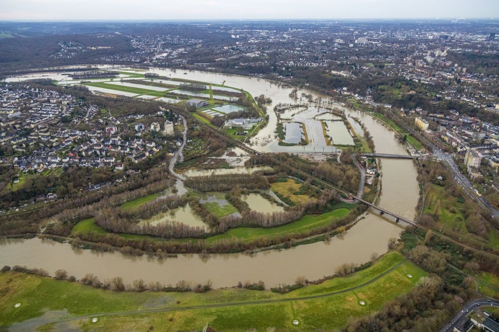 Luftaufnahme Essen - Uferbereiche an den Steeler Ruhrwiesen - Flussverlauf der Ruhr in Essen im Bundesland Nordrhein-Westfalen, Deutschland