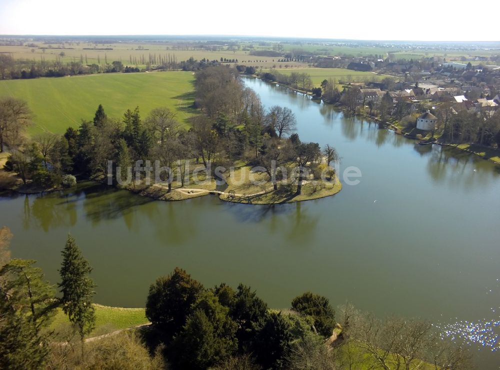 Luftaufnahme Wörlitz - Uferbereiche und Stege am Wörlitzer See im Park in Wörlitz in Sachsen-Anhalt