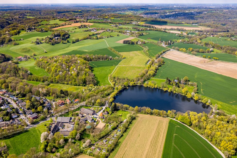 Heiligenhaus von oben - Uferbereiche des Teichanlagen zur Fischzucht Abtskücher Teich in Heiligenhaus im Bundesland Nordrhein-Westfalen