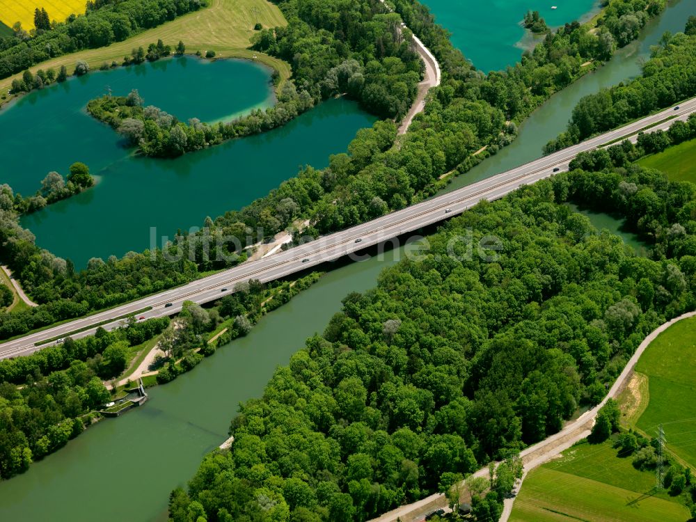 Altenstadt von oben - Uferbereiche der Teichanlagen zur Fischzucht in Altenstadt im Bundesland Bayern, Deutschland