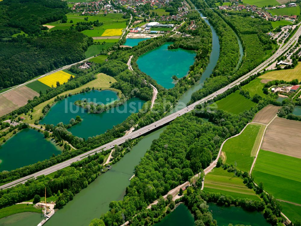 Altenstadt aus der Vogelperspektive: Uferbereiche der Teichanlagen zur Fischzucht in Altenstadt im Bundesland Bayern, Deutschland