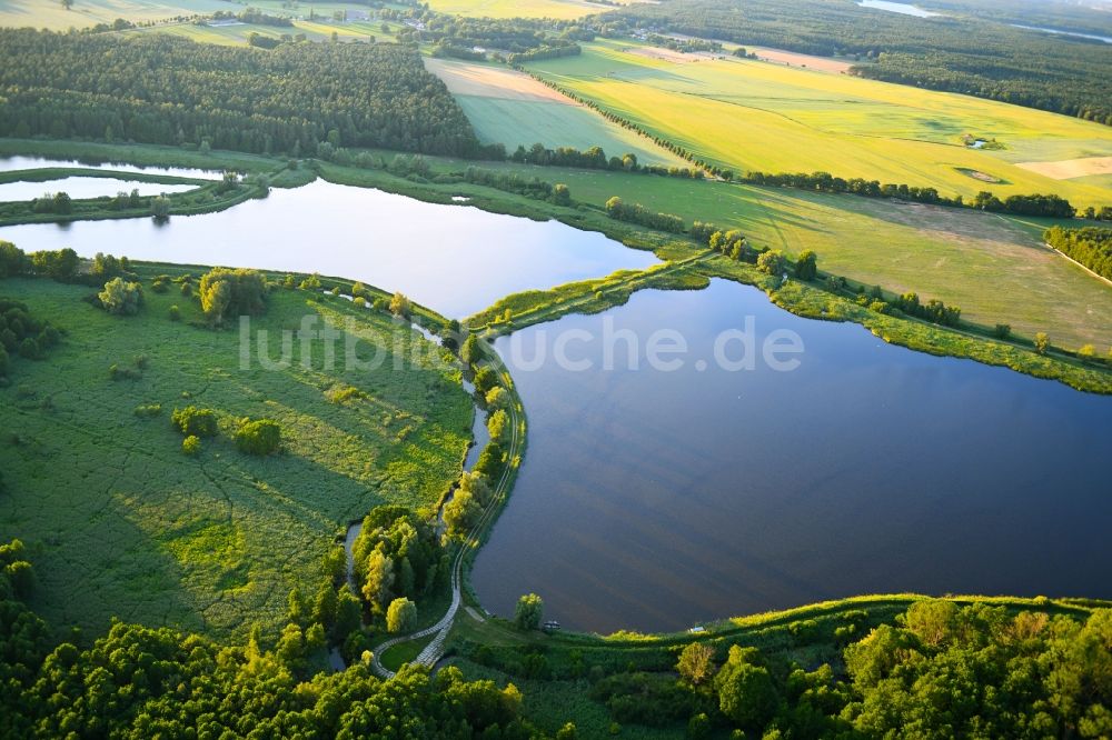 Luftaufnahme Boecker Mühle - Uferbereiche der Teichanlagen zur Fischzucht Caarpsee - Woterfitzsee in Boecker Mühle im Bundesland Mecklenburg-Vorpommern, Deutschland