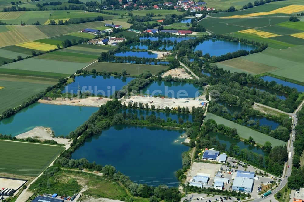 Luftaufnahme Feldgeding - Uferbereiche der Teichanlagen zur Fischzucht in Feldgeding im Bundesland Bayern, Deutschland