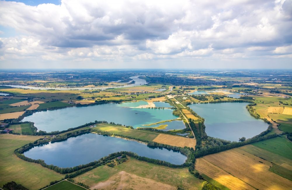 Rees aus der Vogelperspektive: Uferbereiche der Teichanlagen zur Fischzucht Reeser Meer in Rees im Bundesland Nordrhein-Westfalen, Deutschland