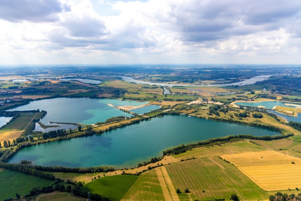 Luftbild Rees - Uferbereiche der Teichanlagen zur Fischzucht Reeser Meer in Rees im Bundesland Nordrhein-Westfalen, Deutschland