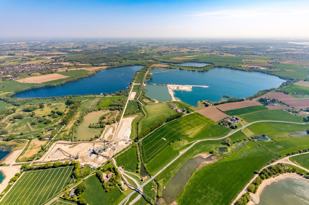 Rees von oben - Uferbereiche der Teichanlagen zur Fischzucht Reeser Meer in Rees im Bundesland Nordrhein-Westfalen, Deutschland