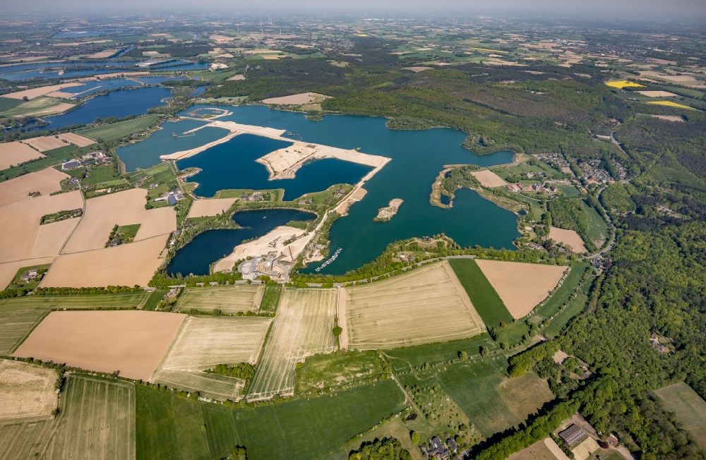 Luftbild Vahnum - Uferbereiche der Teichanlagen zur Fischzucht in Vahnum im Bundesland Nordrhein-Westfalen, Deutschland