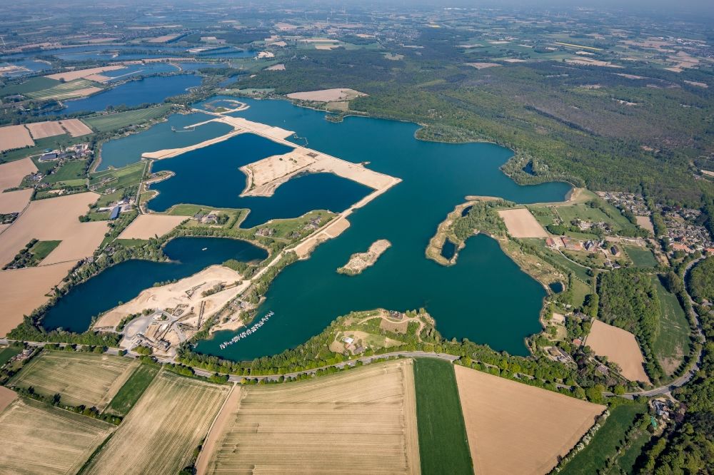 Luftaufnahme Vahnum - Uferbereiche der Teichanlagen zur Fischzucht in Vahnum im Bundesland Nordrhein-Westfalen, Deutschland