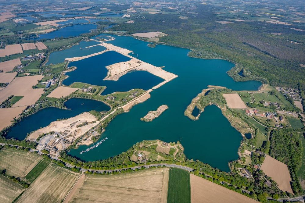 Vahnum von oben - Uferbereiche der Teichanlagen zur Fischzucht in Vahnum im Bundesland Nordrhein-Westfalen, Deutschland
