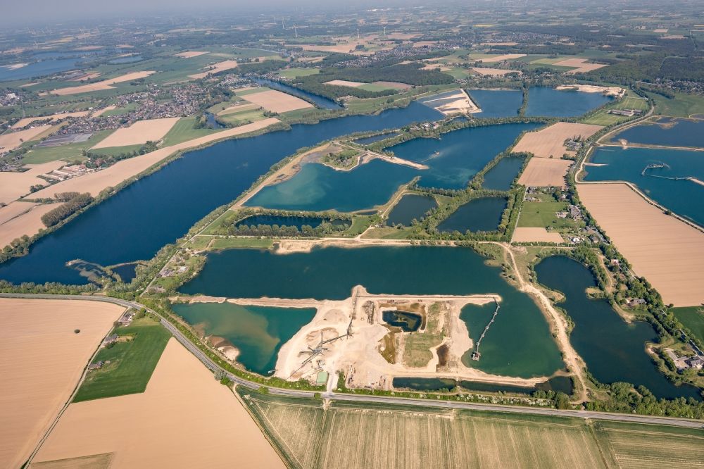 Vahnum aus der Vogelperspektive: Uferbereiche der Teichanlagen zur Fischzucht in Vahnum im Bundesland Nordrhein-Westfalen, Deutschland