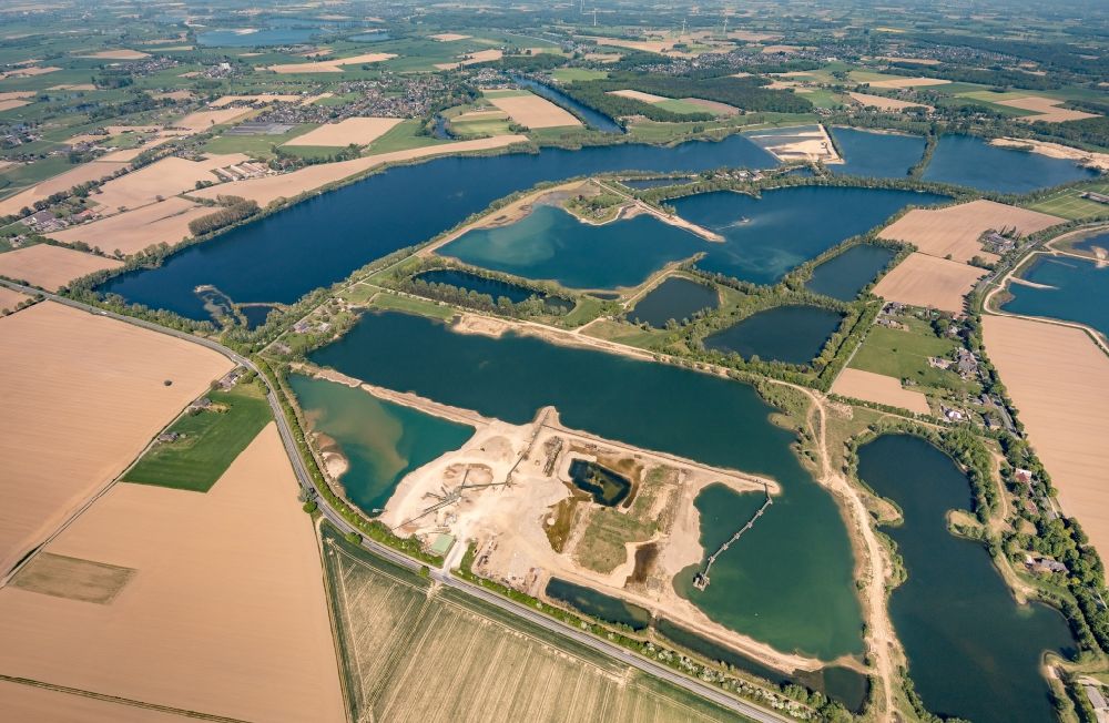 Luftbild Vahnum - Uferbereiche der Teichanlagen zur Fischzucht in Vahnum im Bundesland Nordrhein-Westfalen, Deutschland