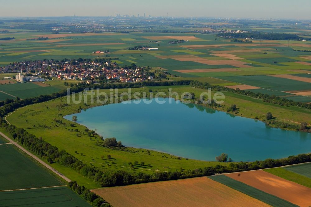 Weckesheim aus der Vogelperspektive: Uferbereiche der Teichanlagen zur Fischzucht in Weckesheim im Bundesland Hessen, Deutschland