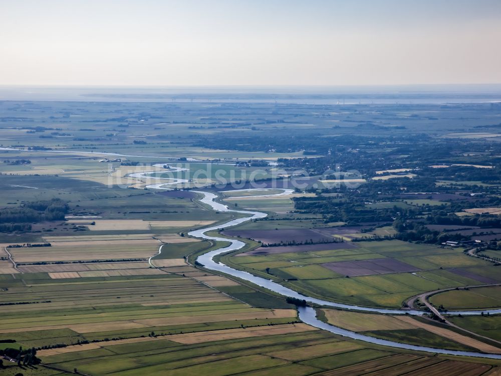 Luftaufnahme Süderhöft - Uferbereiche am Treene - Flussverlauf in Süderhöft im Bundesland Schleswig-Holstein, Deutschland