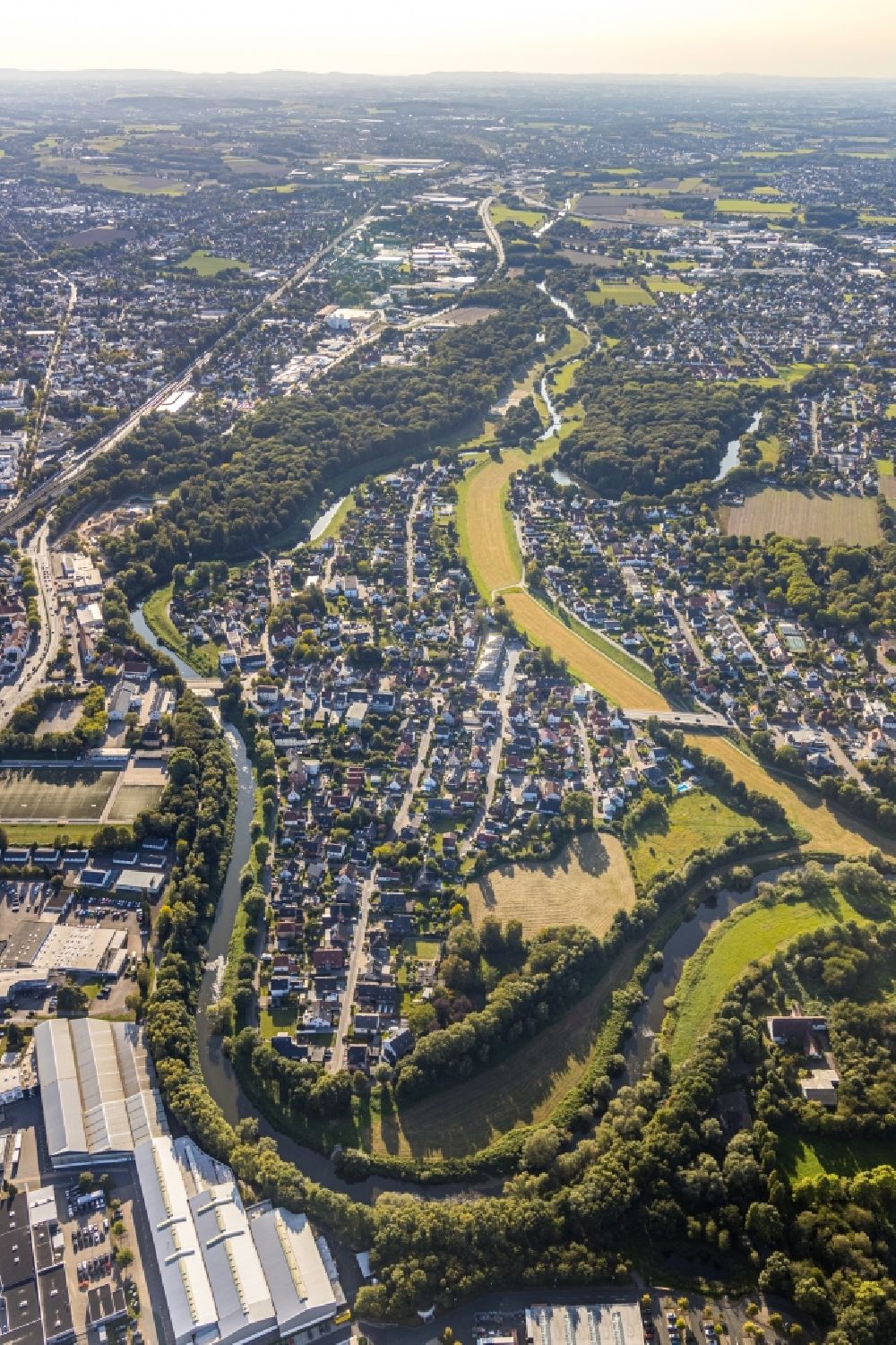 Luftbild Bad Oeynhausen - Uferbereiche am Weser Flußverlauf mit Einfamilienhaussiedlung in Bad Oeynhausen im Bundesland Nordrhein-Westfalen, Deutschland